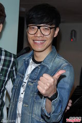 组图：洪敬尧演唱会彩排 卢广仲送木耳汁力挺