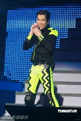 组图：萧敬腾唱《black or white》 向杰克逊致敬