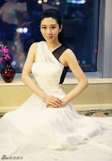 组图：刘思彤纱裙写真显鬼马本色