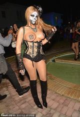 组图：女星万圣节赤裸上阵扮演斑马大秀媚功