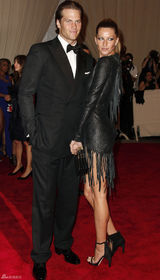 高清组图：纽约大都会庆典 吉赛尔-邦辰夫妇秀恩爱