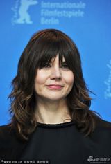 组图：《因何之名》发布会 女导演热搂两男主角