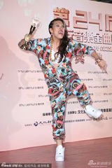 组图：葛仲珊获最佳新人奖 登台表演花裙抢镜