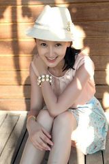 幻灯图：甘薇演绎阳光下美肌 展现最美笑容献世博