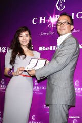 组图：侯佩岑与老公代言吸金 华丽复古尽显风情