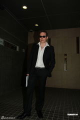 杜丽莎被告拖欠工资 其夫到庭应讯双方未达成和解