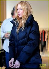 组图：布莱克-莱弗利和母亲 现身《绯闻女孩》片场