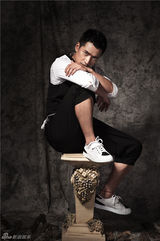 组图：何晟铭杂志写真曝光 随性搭配变阳光型男