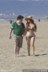 组图：艳星沙滩激吻男笑星 泳装身材两重天