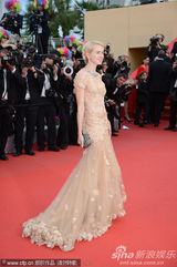 组图：娜奥米-瓦茨戛纳走秀 裸色纱裙妩媚动人