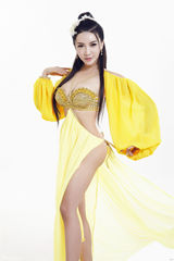 组图：龚玥菲新歌日本首播 披黄金甲挤胸露臀