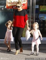 组图：妮可-里奇带爱女学芭蕾 撞色毛衣抢眼 