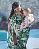 组图：金-卡戴珊比基尼晒巨肚 大方秀丰满上围