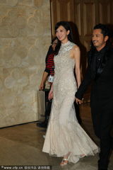 组图：林志玲露背装亮相 纸巾擦鼻涕获助理护驾