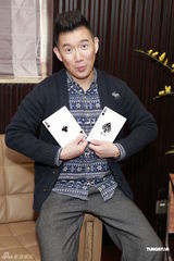 组图：杜汶泽曾是职业赌徒 新片教薛凯琪赌术