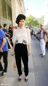 组图：尚雯婕亮相巴黎时装周 红唇复古优雅高贵