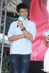 组图：柯震东现身预售会 新片变身大野狼