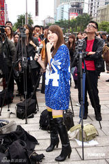 幻灯图：杨丞琳美式足球俏丽打扮秀新舞蹈