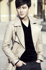 组图：黄明风衣写真展浓浓冬意显熟男本色