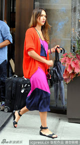 组图：阿尔芭桃红拼接裙养眼迷人