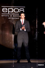 组图：锦荣代言腕表抢金 “好朋友”陪过28岁生日