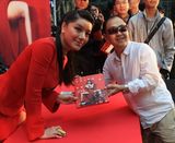 组图：江映蓉北京首签落泪 聋哑歌迷令全场感动