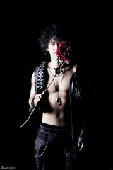 高清组图：柯有伦半裸上阵 化身狂野版“犀利哥”