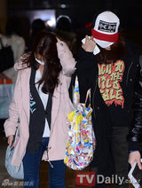 组图：Kara便装赴日 姜智英美颜具荷拉掩面