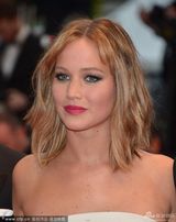 组图：珍妮弗-劳伦斯清爽现身胸部高耸