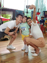 组图：张柏芝关锦鹏再度拍广告合作默契十足