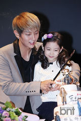 组图：李准基带“女儿”与粉丝看《两周》结局