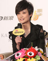 高清图：李宇春获网络盛典年度最具号召力艺人