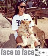 组图：蕾哈娜拍写真玩下衣失踪 大胆亲吻小狮子