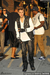 组图：贾斯汀亮相曼哈顿欣然与粉丝们合影