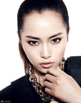 组图：田蕾希黑衣写真性感冷艳野性十足