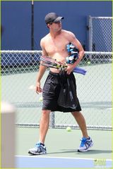 组图：“生活大爆炸”卡蕾-措科交新男友 甜蜜外出打网球