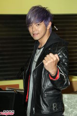 组图：黄鸿升生日开唱 喜收高档耳机