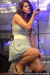 组图：“打雷姐”拉娜-德雷烟瘾发作吞云吐雾