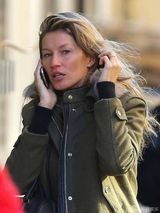 组图:吉赛尔-邦辰素颜现身街头 抚秀发气质脱俗