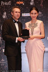 组图：张家辉Baby获最佳衣着 吐槽根本走不动路