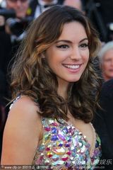 组图：布鲁克戛纳走秀宝石绚丽气双峰傲人