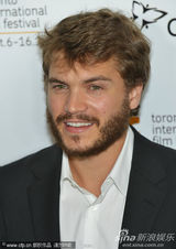 电影《重生》首映 佩内洛普粉裙秀丰腴身段