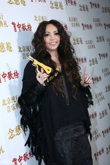 高清图：群星中歌榜后台亮相展示奖杯