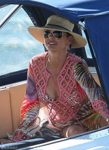 高清组图：凯瑟琳-泽塔-琼斯度假镂空彩裙抢眼