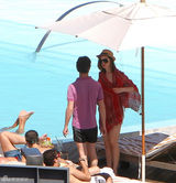 组图：安妮-海瑟薇与男友泳池嬉戏 甜笑热吻