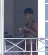 组图：蕾哈娜室内全裸被偷拍 秀玉背诱人