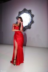 组图：孙敬媛低胸红裙亮相秀场 香肩美腿性感