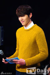 组图：东方神起回归夺首冠 女团成员台上晕倒