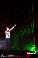 组图：郭富城“正传”完美收场 为“盛宴”做金箔头