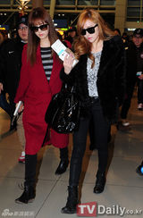 组图：少女时代赴菲律宾公演 允儿素颜亮相机场